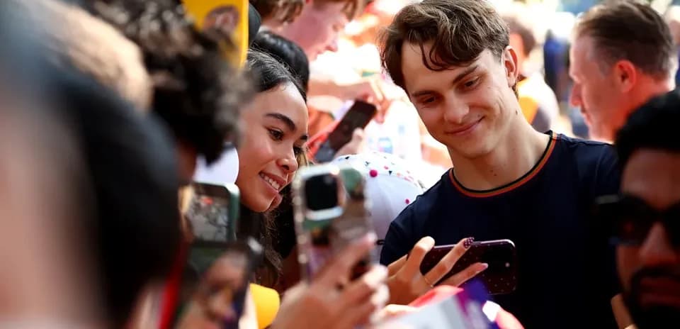 Jeune couple prenant un selfie avec des fans