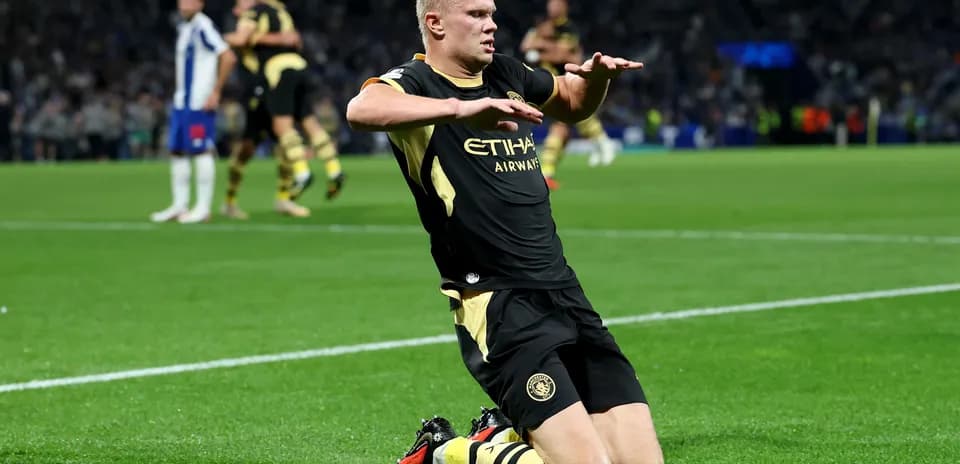 Joueur s'agenouillant sur le terrain après un but