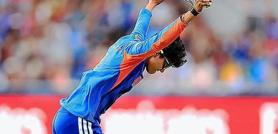 Joueuse célébrant un moment fort en cricket