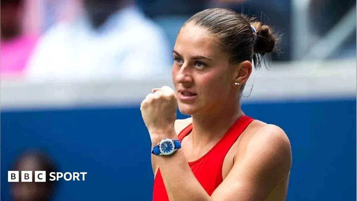 Joueuse de tennis célébrant sur le court