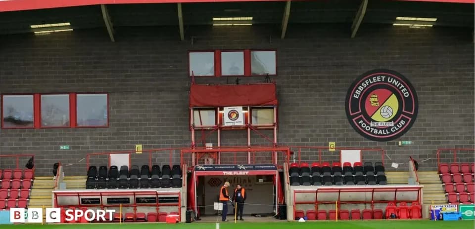 Tribune et logo d'Ebbsfleet United au stade