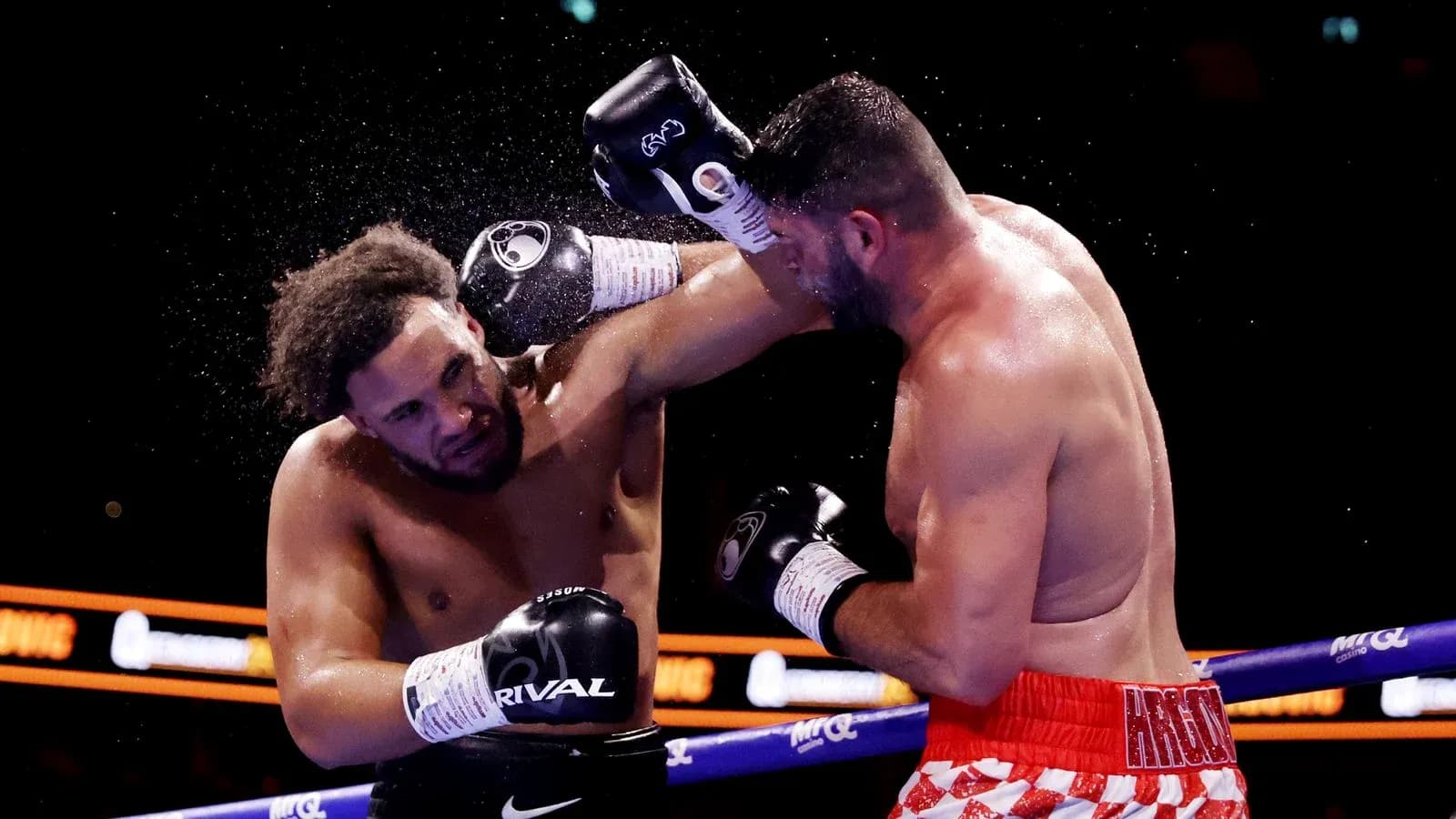 Deux boxeurs s'affrontant sur le ring