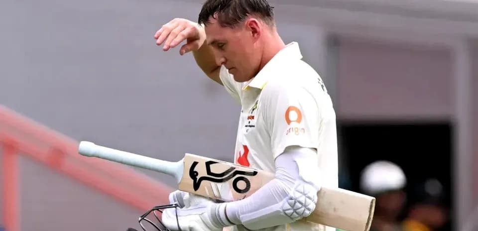 Joueur de cricket quittant le terrain avec sa batte