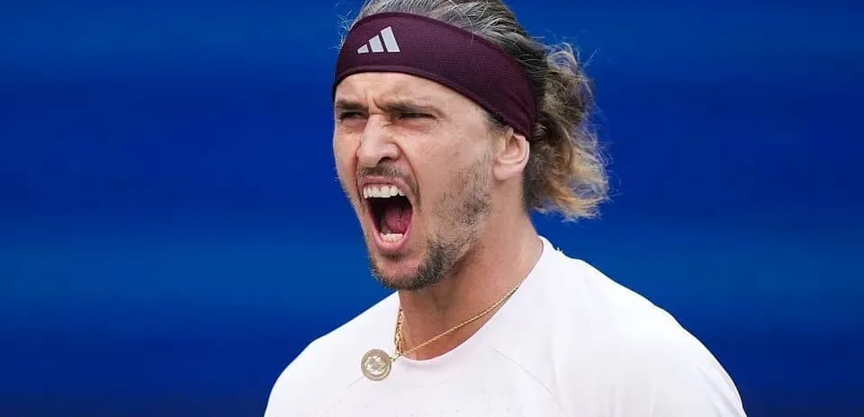 Joueur de tennis célébrant sur le court