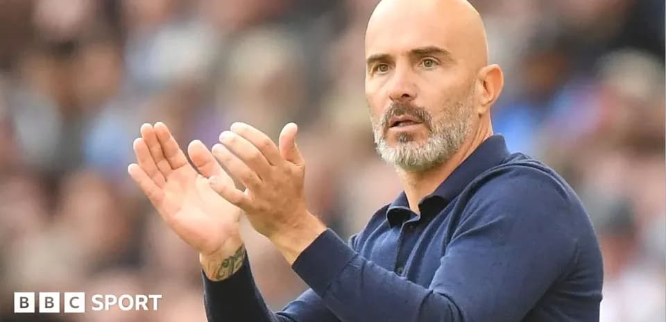 Entraîneur applaudissant depuis la touche lors du match