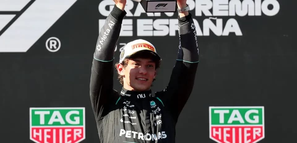 Pilote levant un trophée au Grand Prix d'Espagne