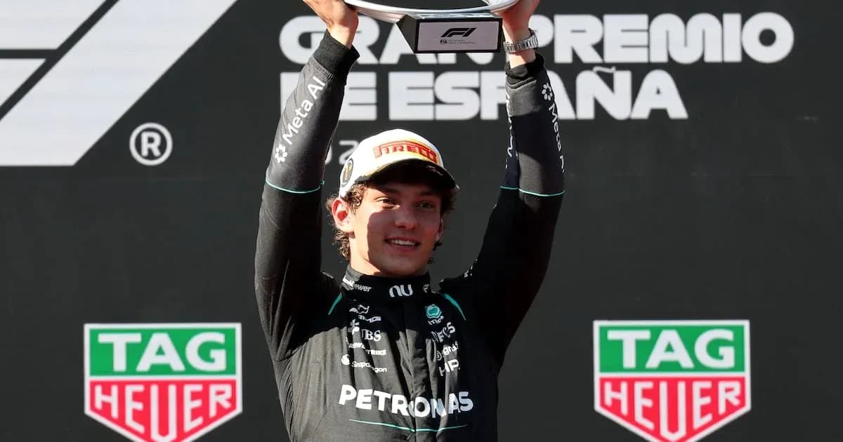 Pilote levant un trophée au Grand Prix d'Espagne