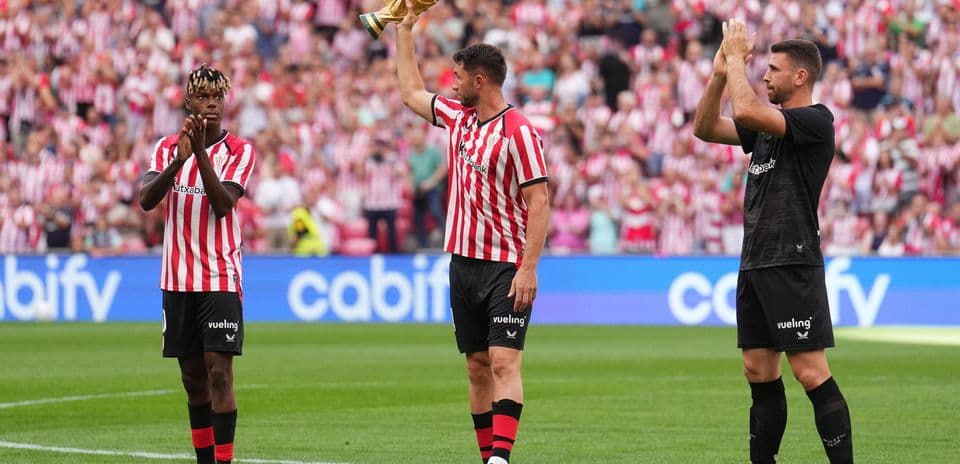Joueurs d'Athletic Bilbao célébrant avec un trophée