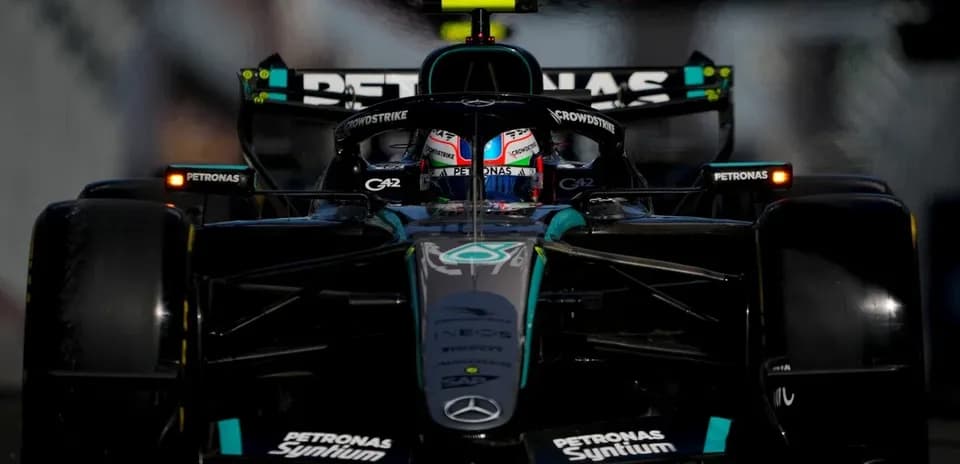 Voiture de Formule 1 Mercedes sur la piste