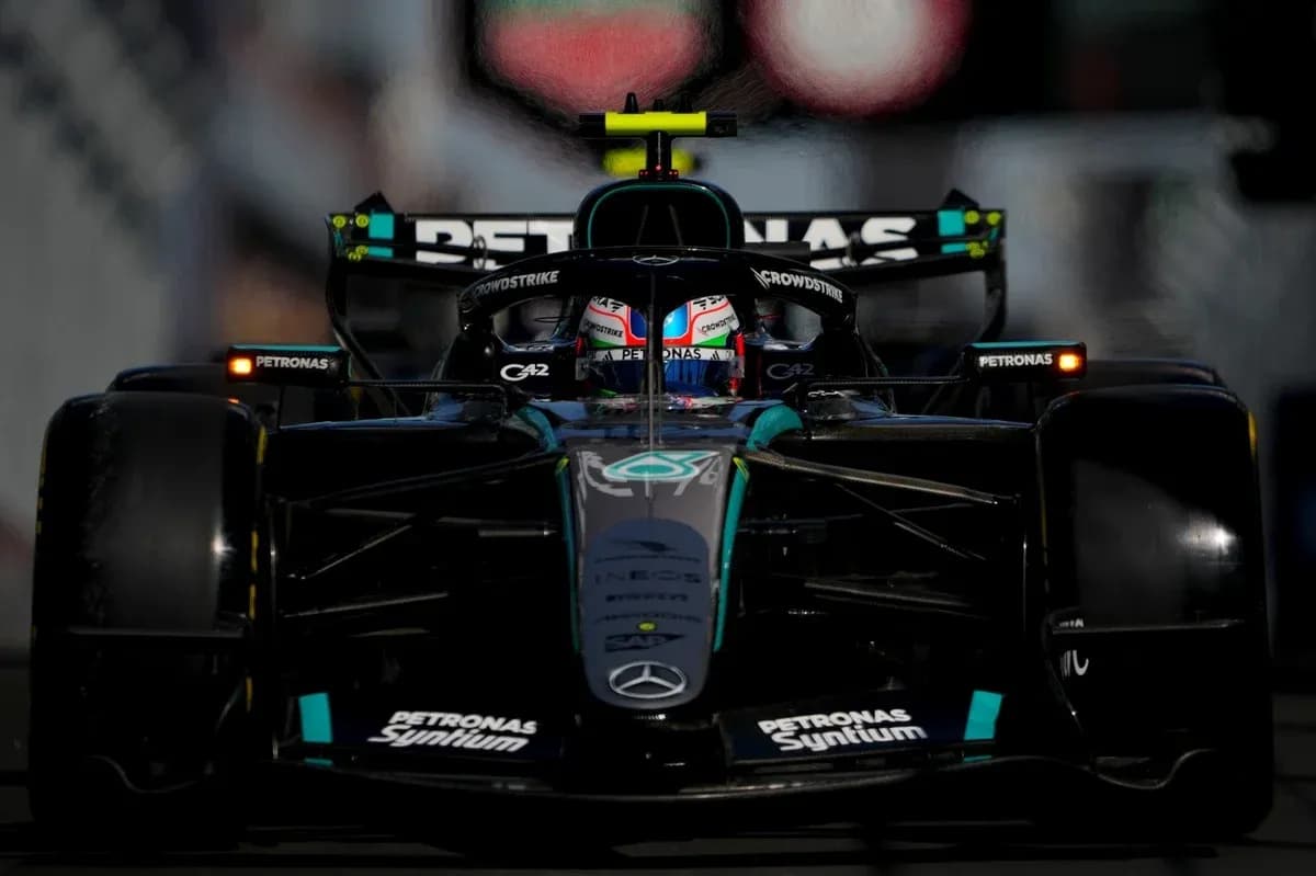 Voiture de Formule 1 Mercedes sur la piste