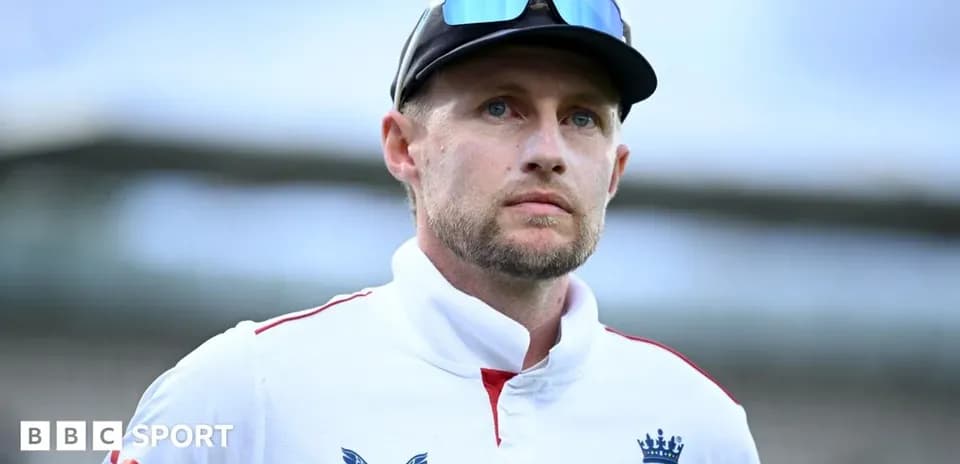 Joueur de cricket en tenue d'Angleterre sur le terrain