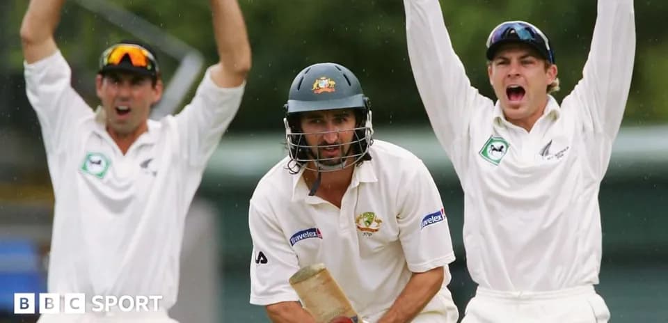 Batteur australien sous pression avec des joueurs adverses célébrant