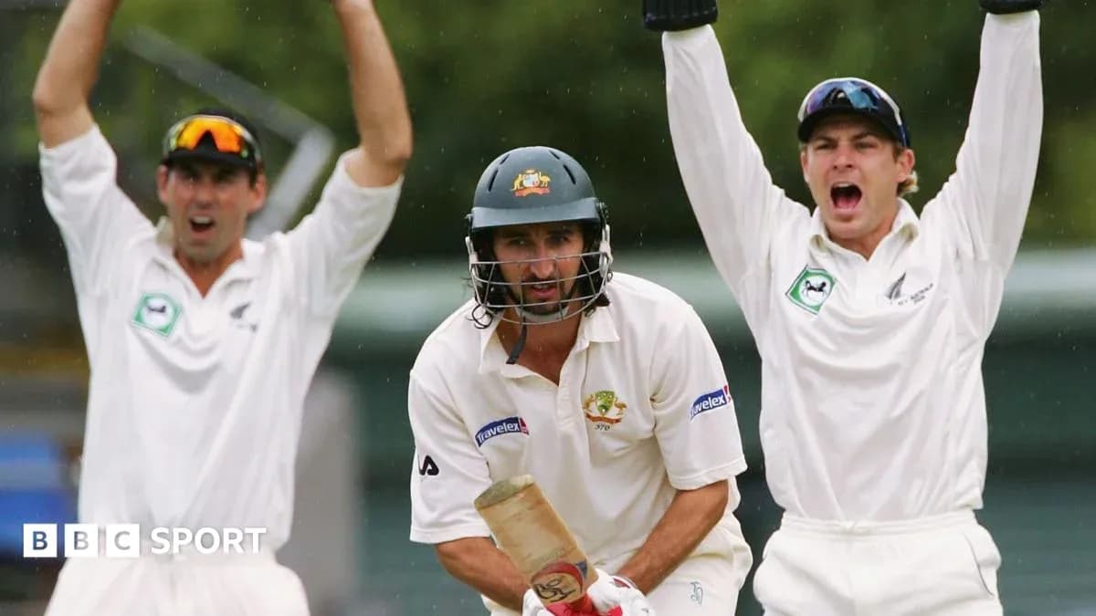 Batteur australien sous pression avec des joueurs adverses célébrant