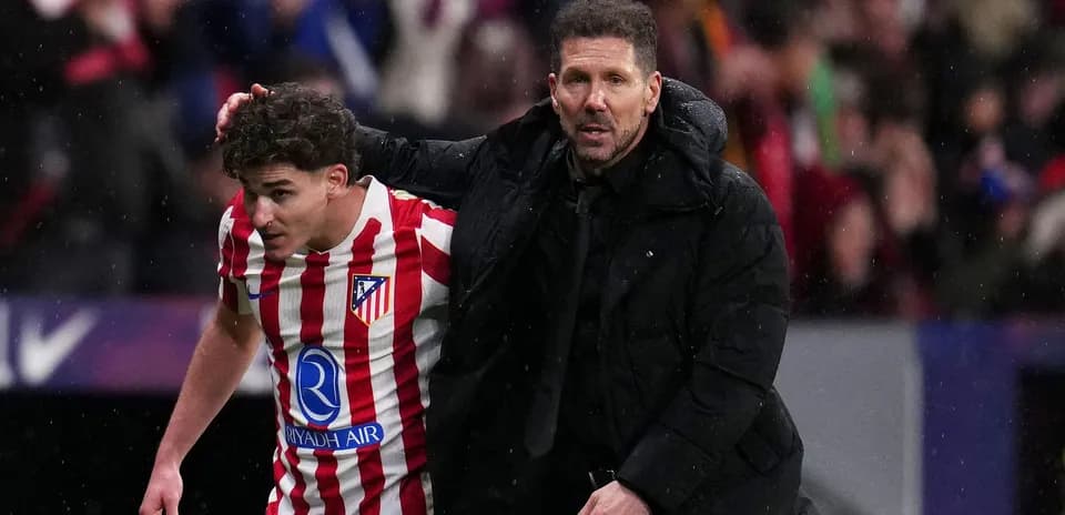 Entraîneur aidant un joueur d'Atlético de Madrid