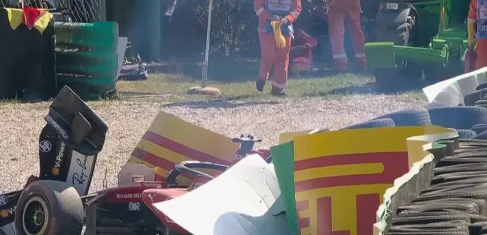 Voiture de course accidentée dans les gravillons