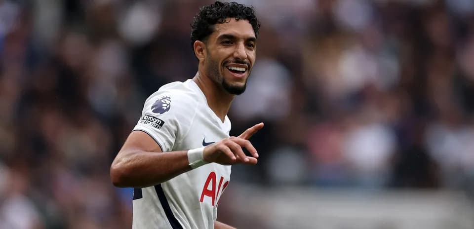 Joueur de Tottenham célébrant un but sur le terrain