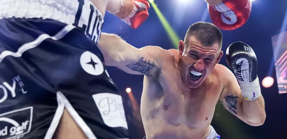 Boxeur esquivant un coup pendant un match