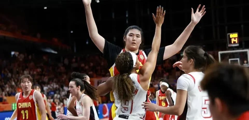 Joueuses de basket-ball en action sur le terrain