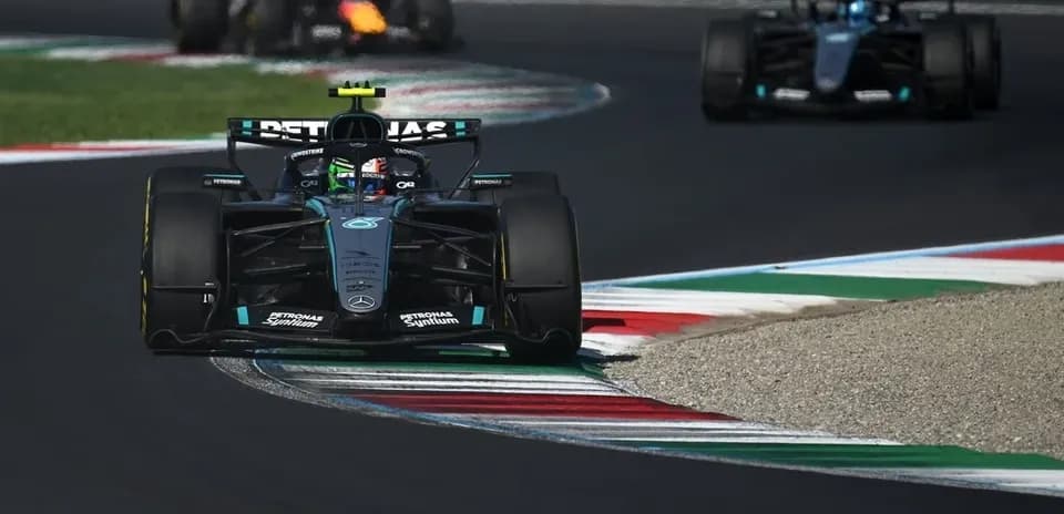 Voiture de course Mercedes sur circuit avec virage