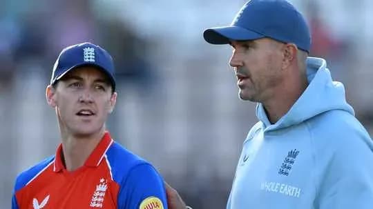 Deux hommes en discussion sur le terrain de cricket