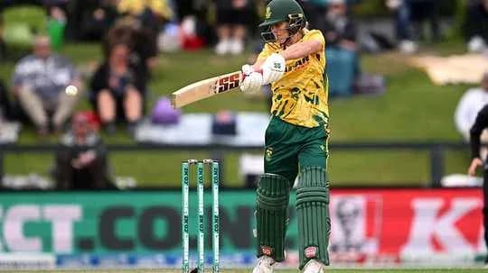 Joueur de cricket frappant la balle avec une batte