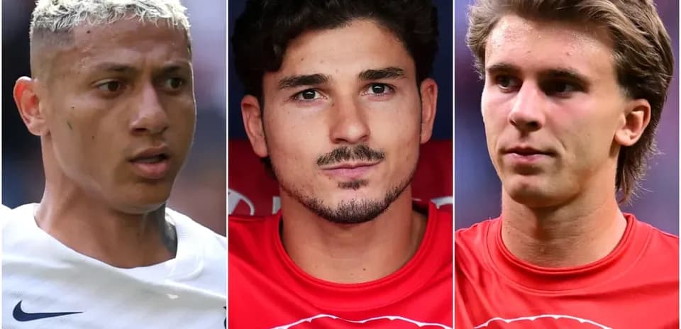 Trois joueurs de football en maillot d'équipe
