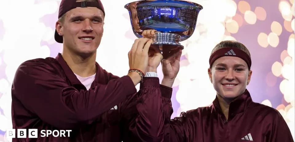 Joueurs tenant le trophée après la victoire