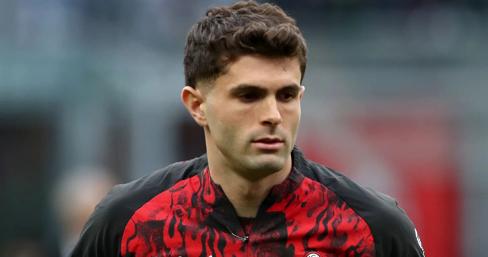 Joueur d'AC Milan marchant sur le terrain