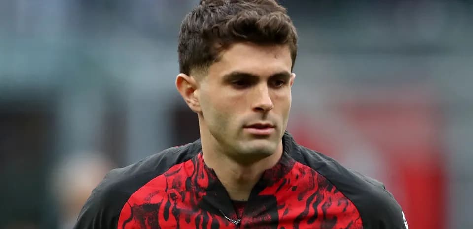 Joueur d'AC Milan marchant sur le terrain