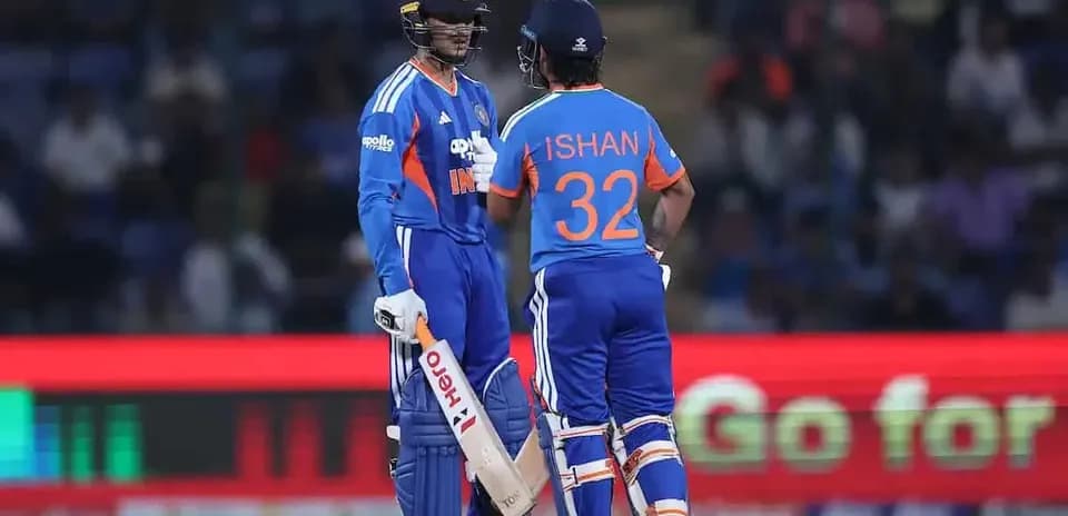 Deux joueurs de cricket en discussion sur le terrain