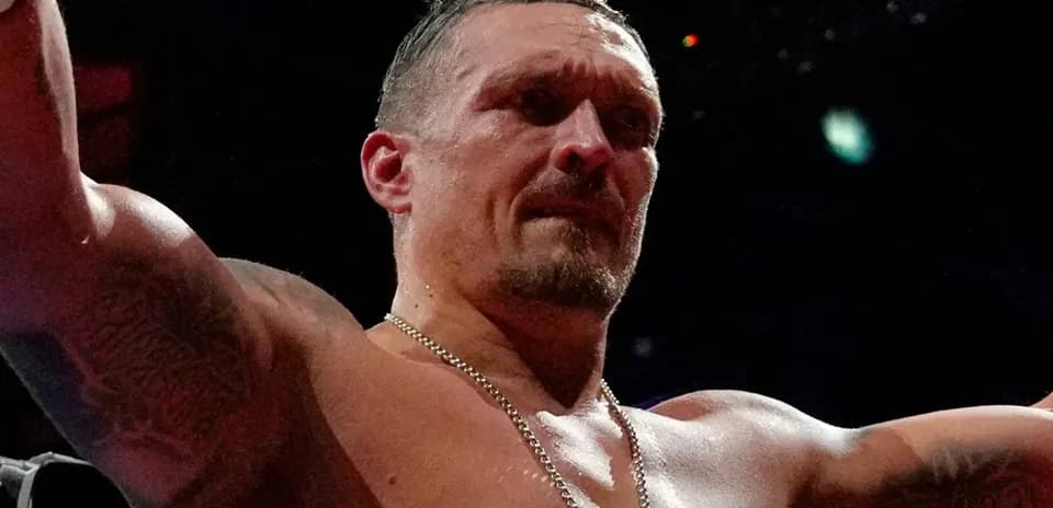 Boxeur levant les bras après un match