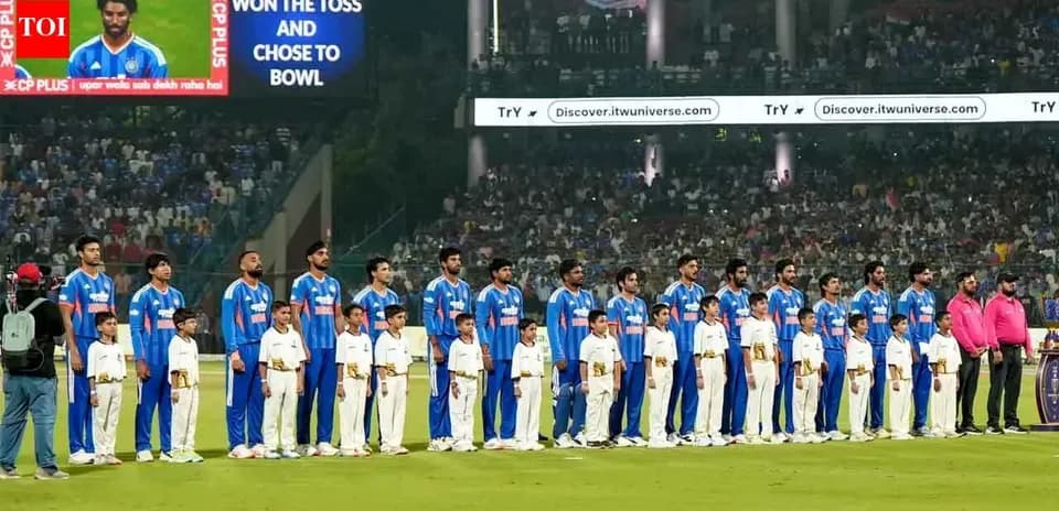 Équipe de cricket indienne avec des enfants avant le match