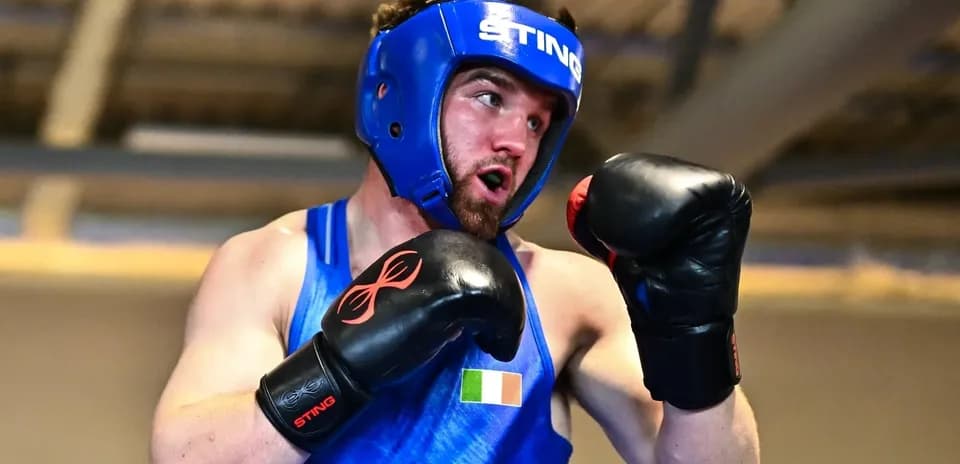 Boxeur en entraînement avec gants et casque