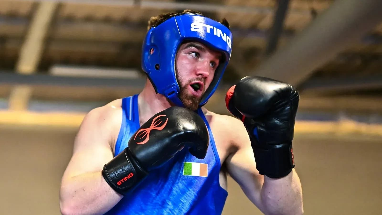 Boxeur en entraînement avec gants et casque