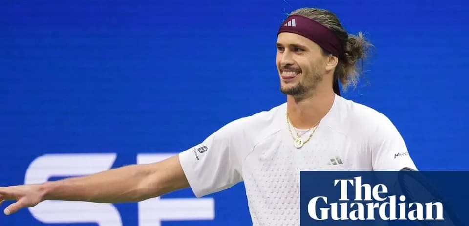 Joueur de tennis souriant sur le court