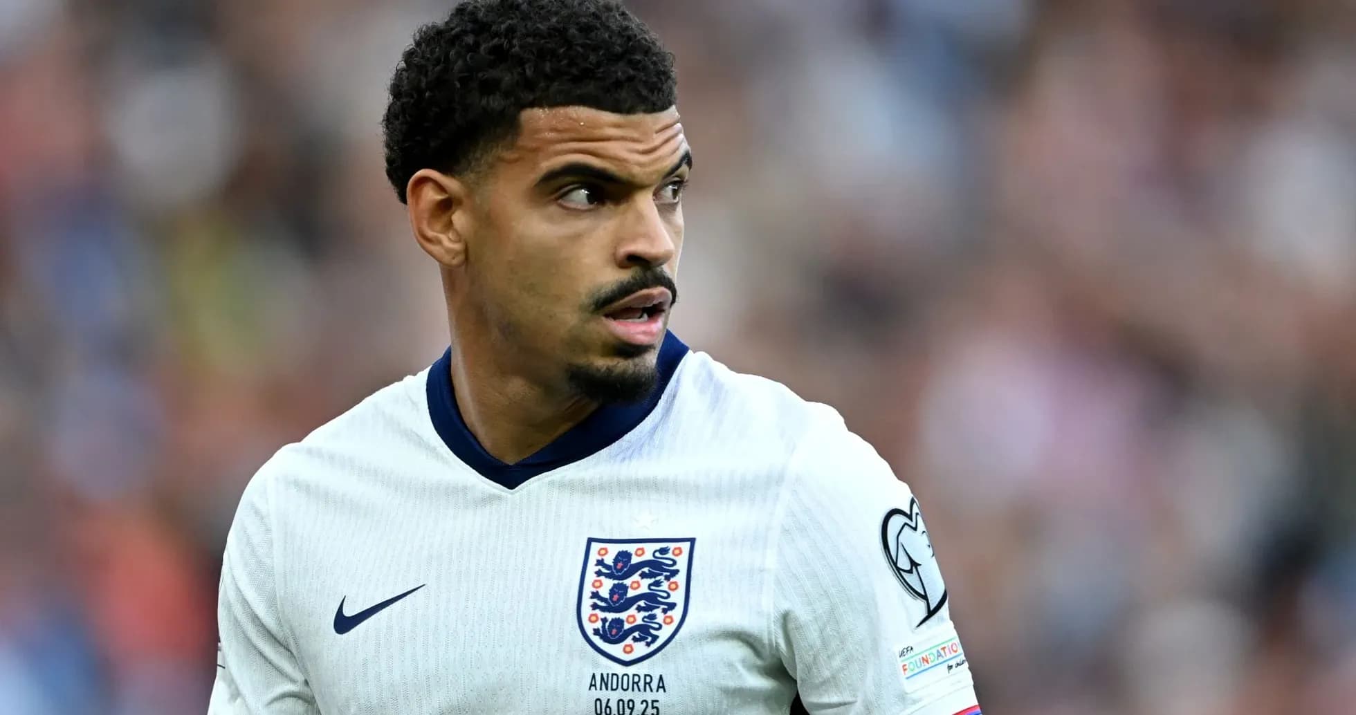 Joueur anglais en maillot blanc sur le terrain