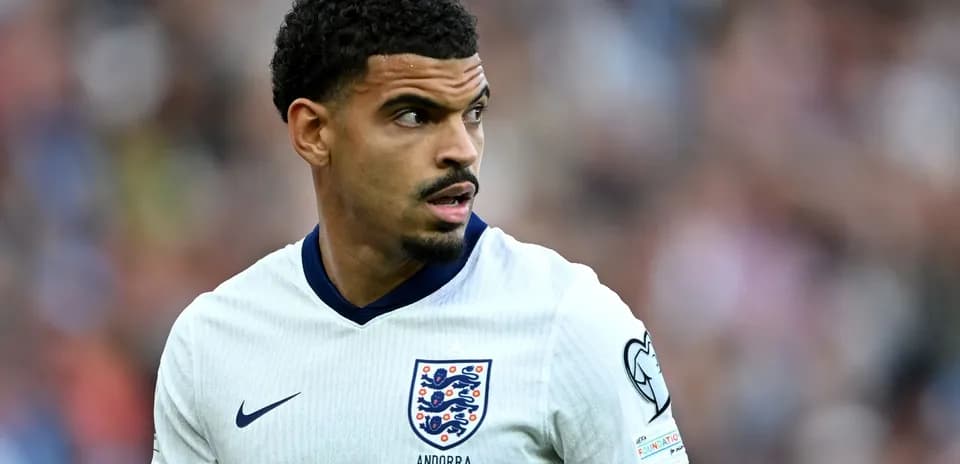 Joueur anglais en maillot blanc sur le terrain