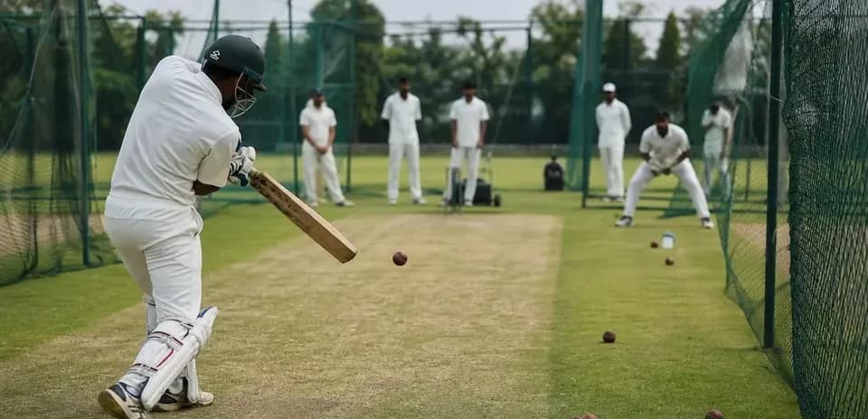 Joueur de cricket frappant une balle dans un entraînement