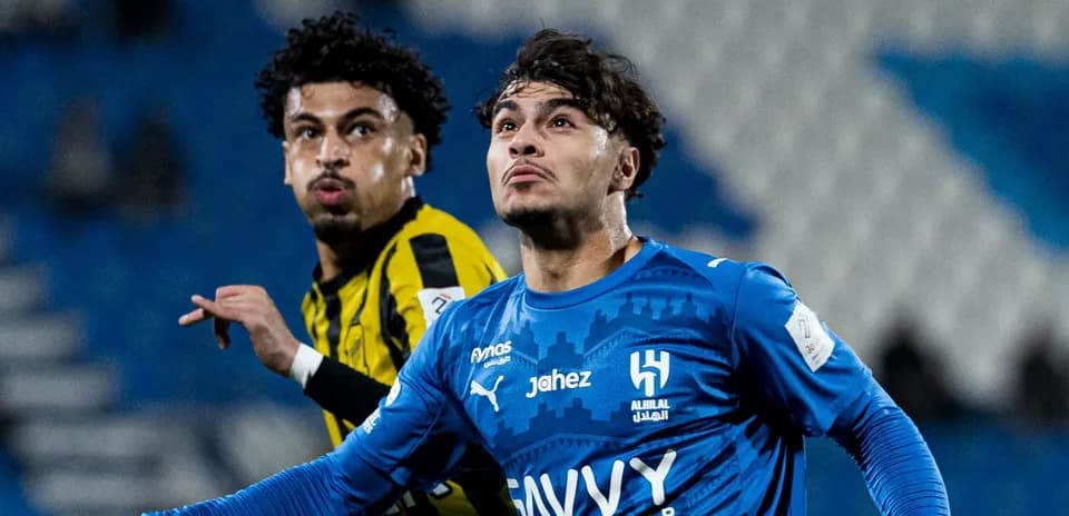 Joueurs d'Al Hilal et d'Ittihad en action sur le terrain