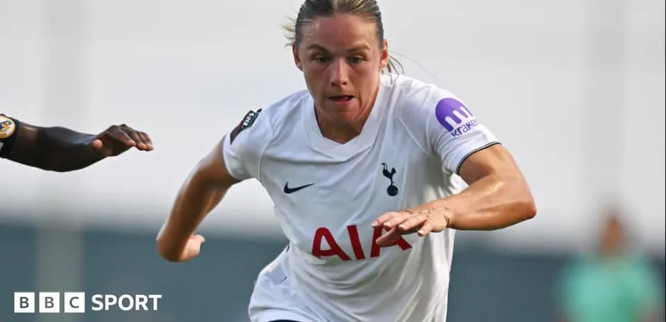 Joueuse de Tottenham courant avec le ballon