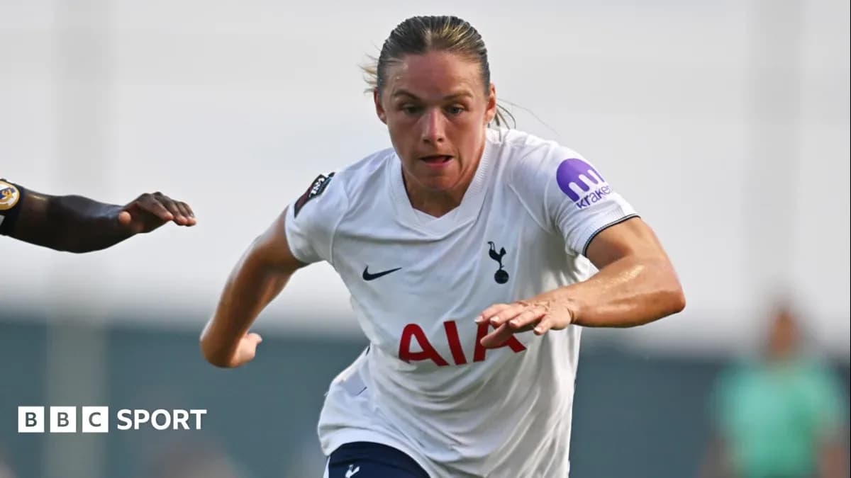 Joueuse de Tottenham courant avec le ballon