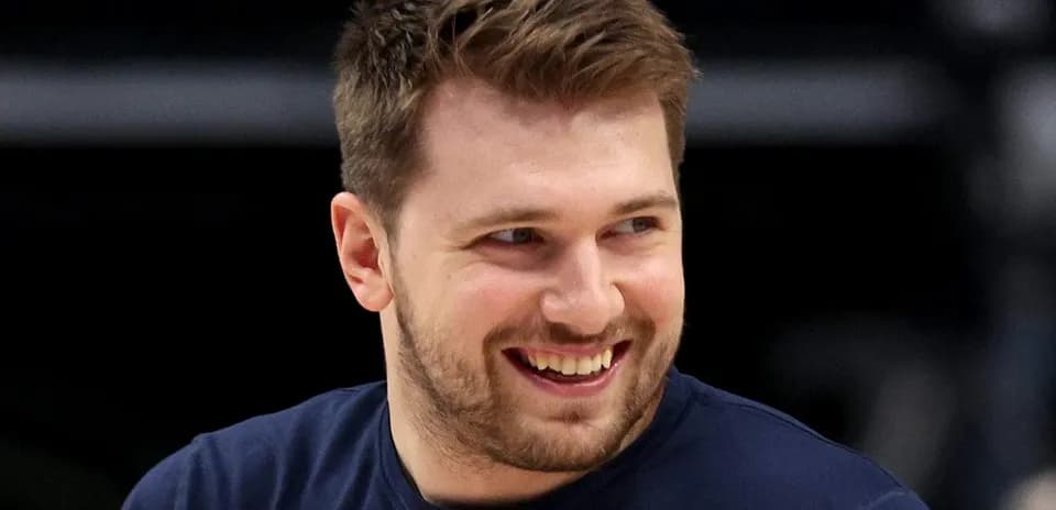 Joueur de basket souriant lors de l'échauffement