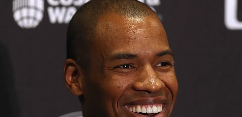 Homme souriant lors d'une conférence de presse