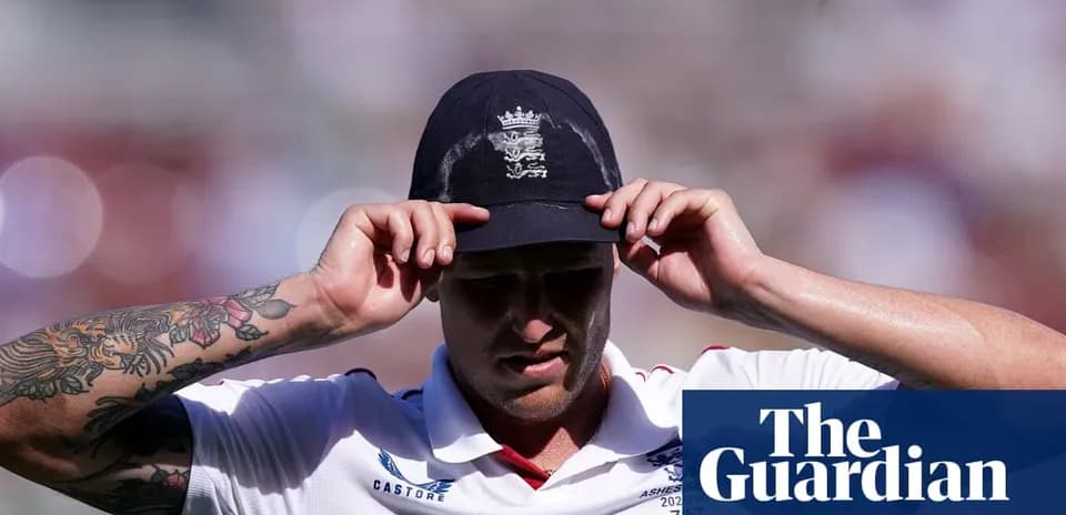 Joueur de cricket ajustant sa casquette sous le soleil