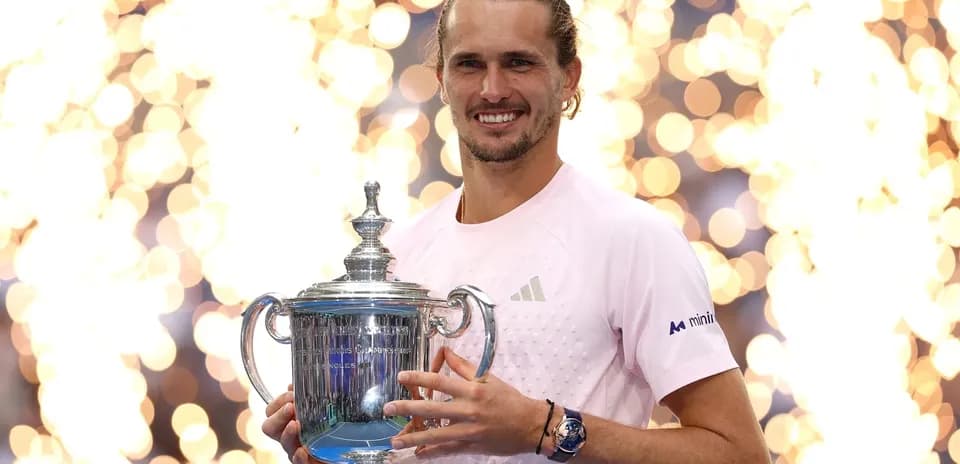 Joueur tenant le trophée de l'US Open