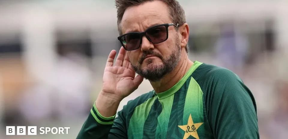 Entraîneur de cricket écoutant pendant l'entraînement