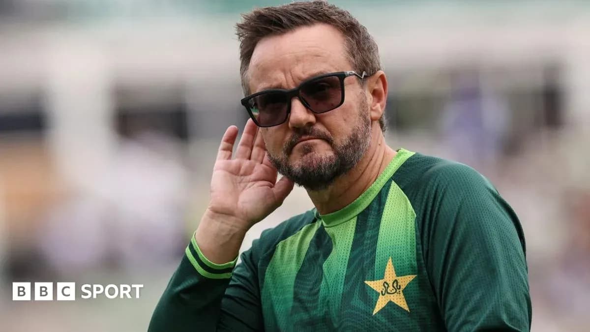 Entraîneur de cricket écoutant pendant l'entraînement
