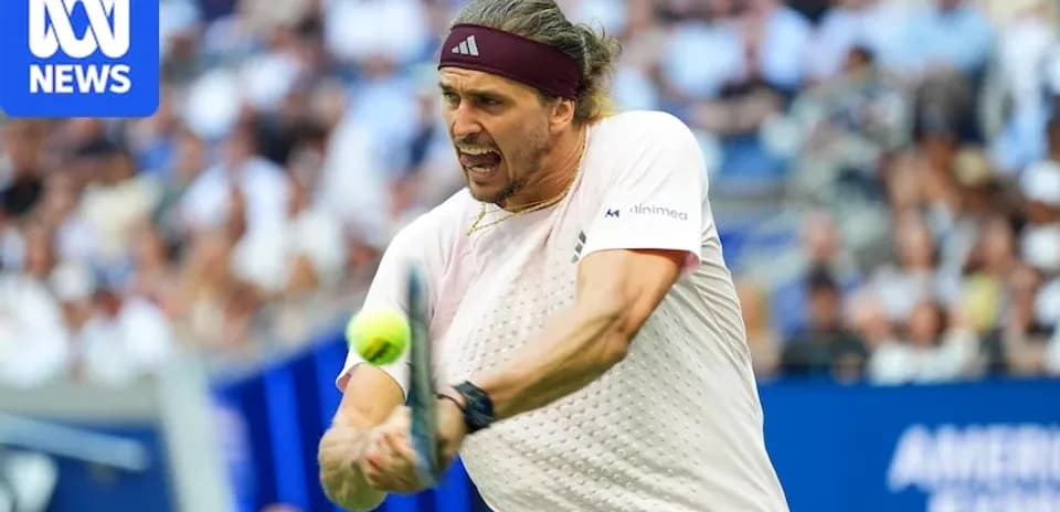 Joueur frappant une balle de tennis sur le court