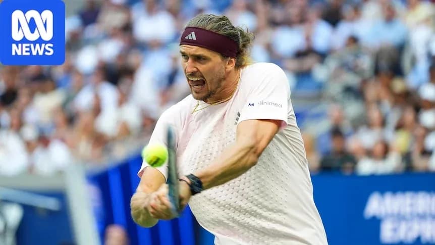 Joueur frappant une balle de tennis sur le court