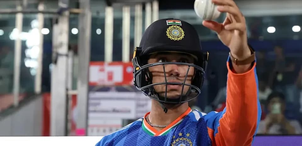 Joueur de cricket tenant une balle avant le match